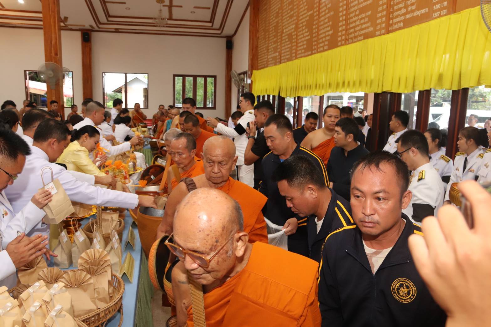 title - พิธีตักบาตรพระสงฆ์ 75 รูป เฉลิมพระเกียรติ เนื่องในโอกาสมหามงคลเฉลิมพระชนมพรรษา 28 กรกฎาคม 2569